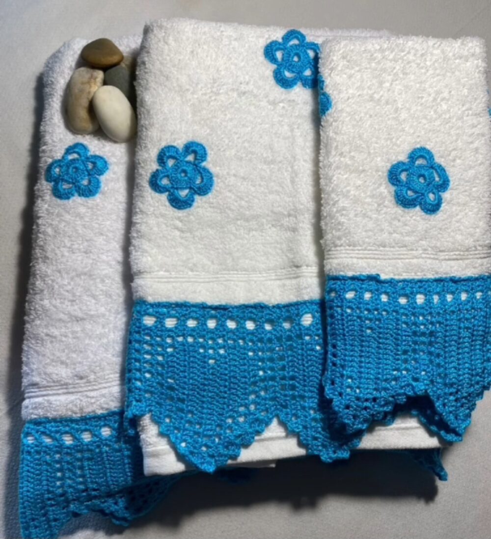 Set of towels with lace