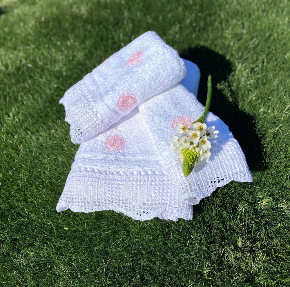 Individual towel with lace