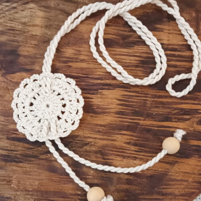 Colgante con cordon de correr.